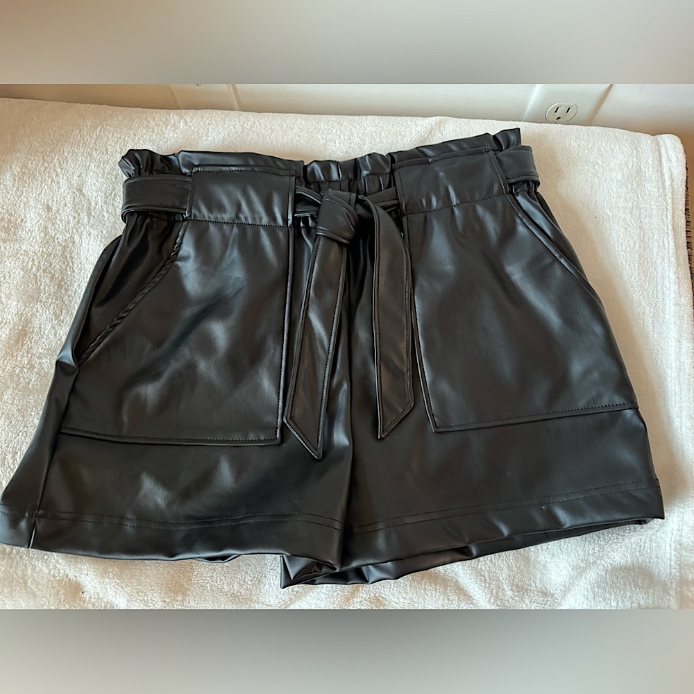 CI Sono Black Faux Leather Shorts high tie waisted Pockets NWT Size Large